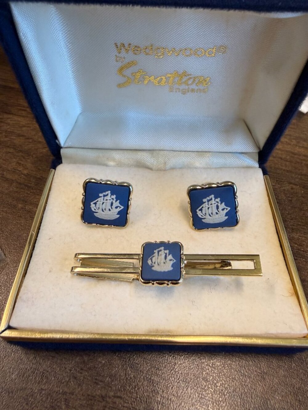 Vintage WEDGWOOD by Stratton-England Cufflinks & Tie Clip Set